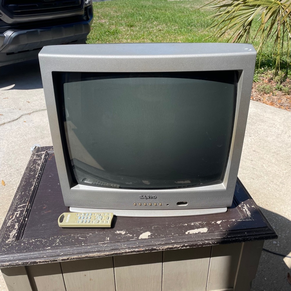Sanyo DS19204 19 inch CRT TV Retro Gaming Color Television with‎ Remote Silver